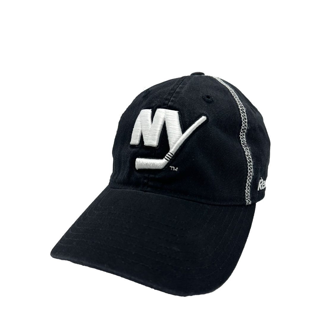 Jääkiekkojoukkueen New York Islanders musta lippis, jossa isolla edessä teksti "NY".