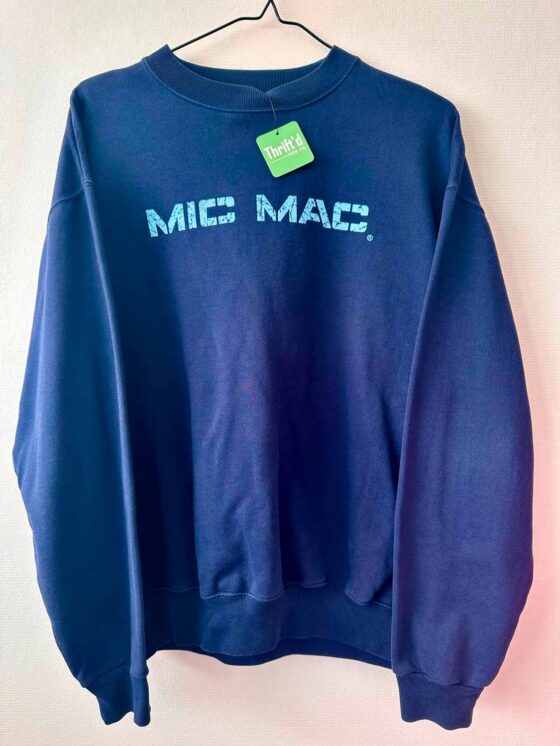 Sininen Mic Mac -merkkinen collegepaita roikkumassa henkarista.