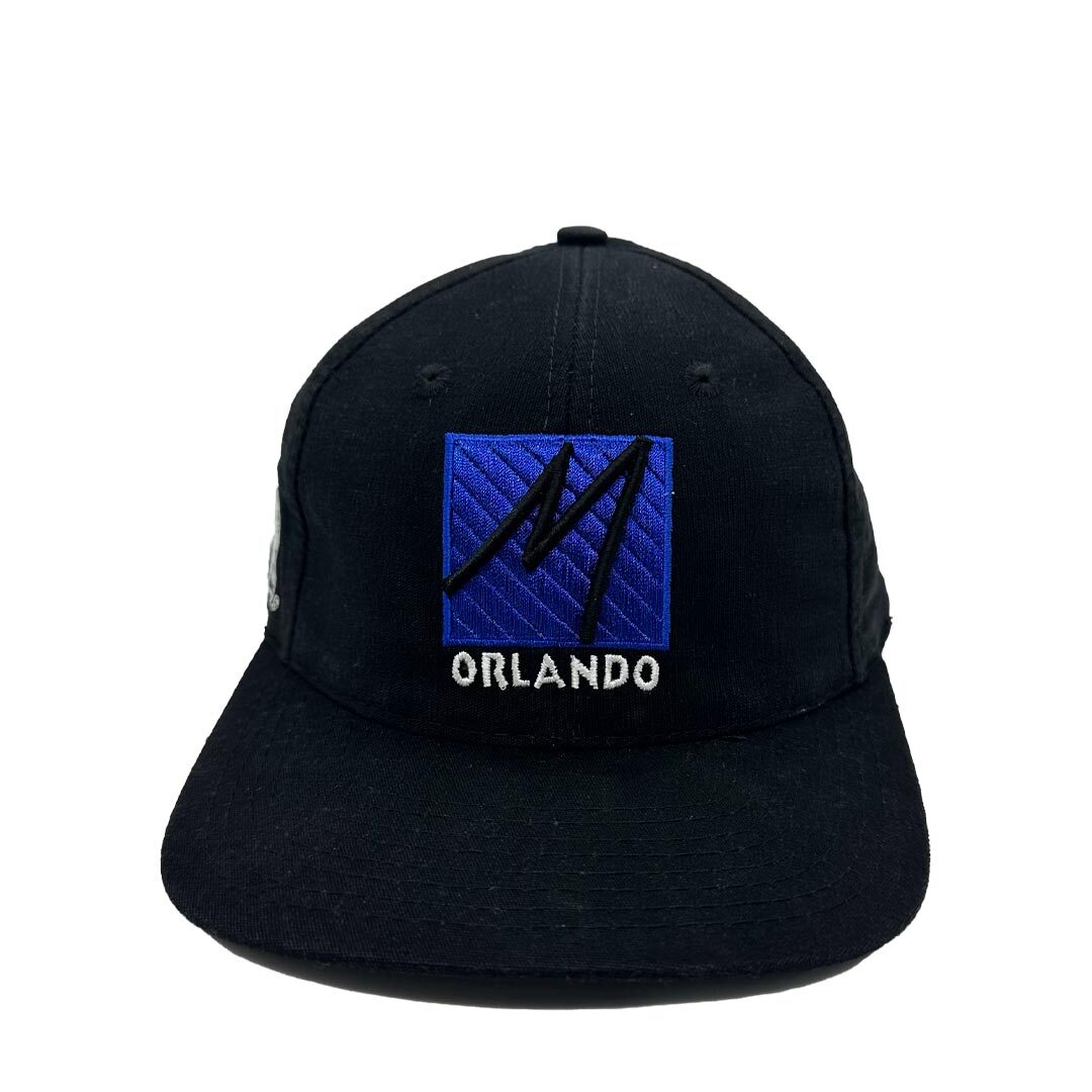 Vintage koripallojoukkue Orlando Magic musta lippis, jossa edessä on joukkueen logo.