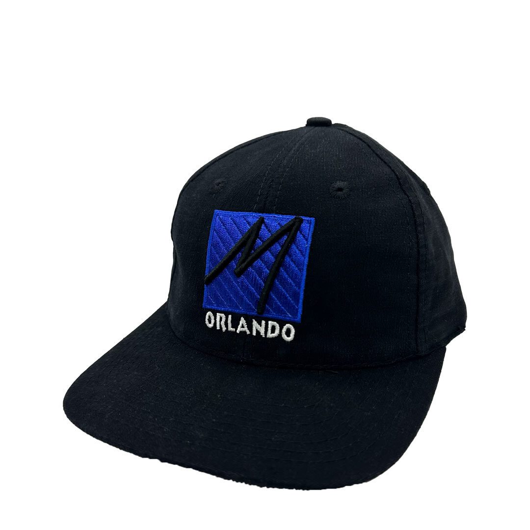 Vintage koripallojoukkue Orlando Magic musta lippis, jossa edessä on joukkueen logo.